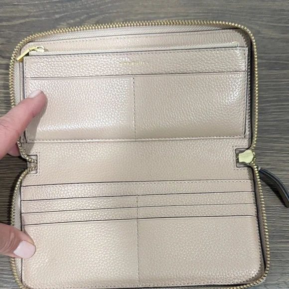 Tory Burch Beige Leather Wallet with Gold Logo - Picture 2 of 4